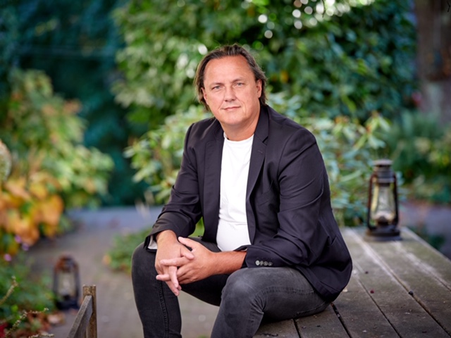 Sander Post van der Linde, zittend in de tuin